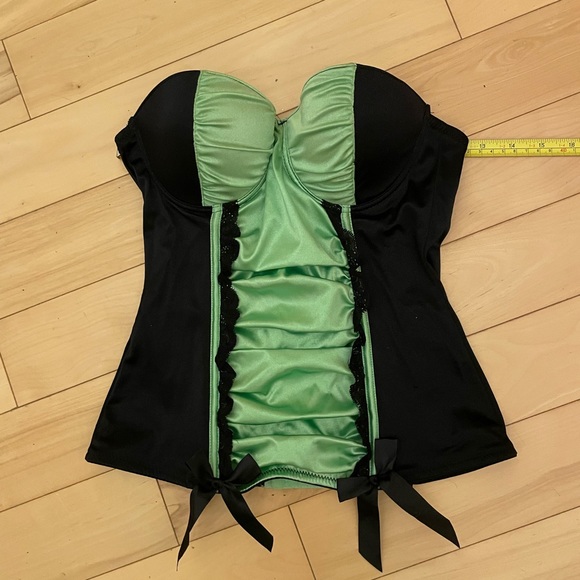 🎃 Adorable adjustable satin corsage with lace trim and ruffed details - Picture 4 of 6